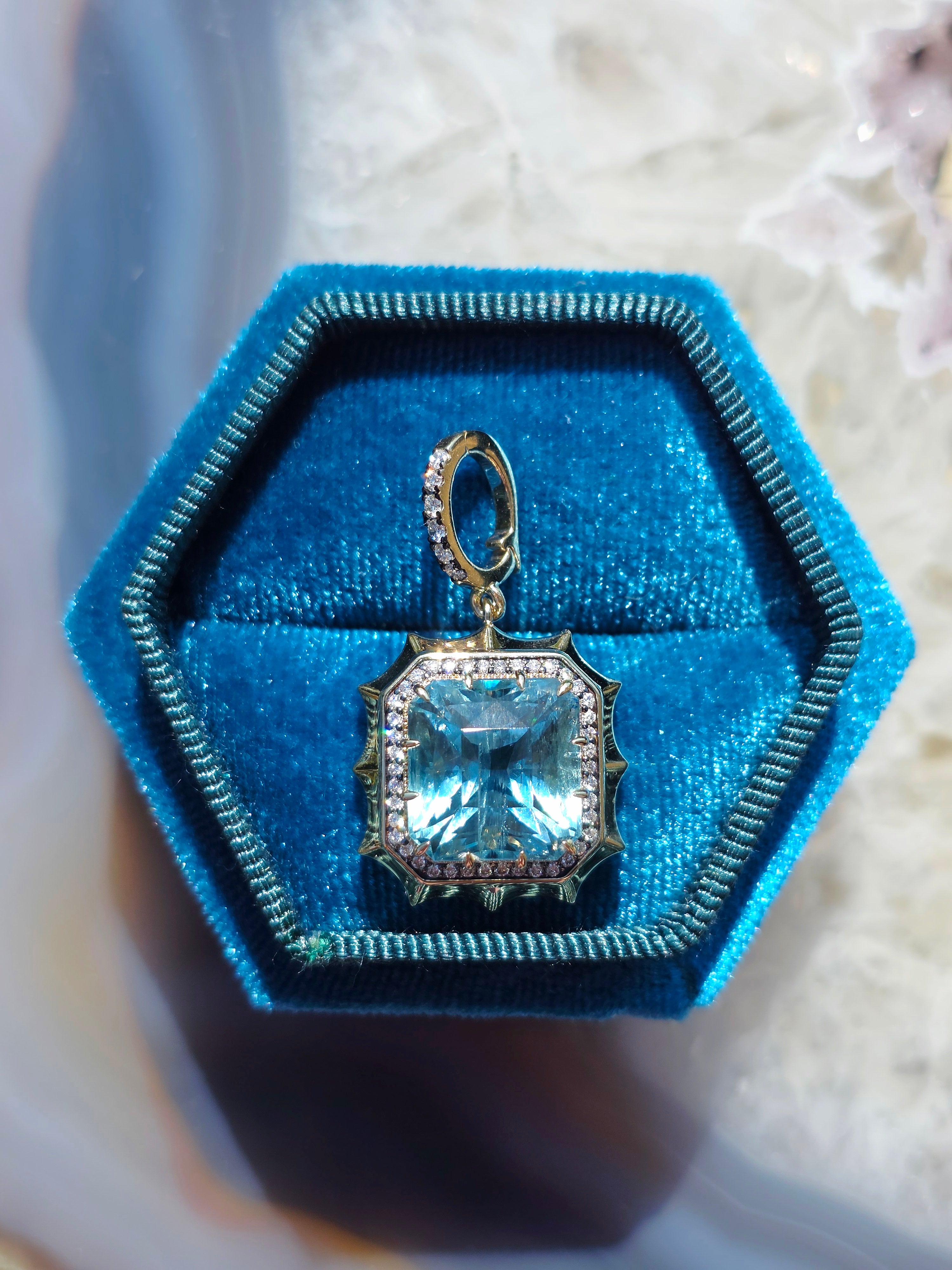 14k Yellow Gold 10ct Santa María Aquamarine Pendant | Indulgems | Aurora Halo