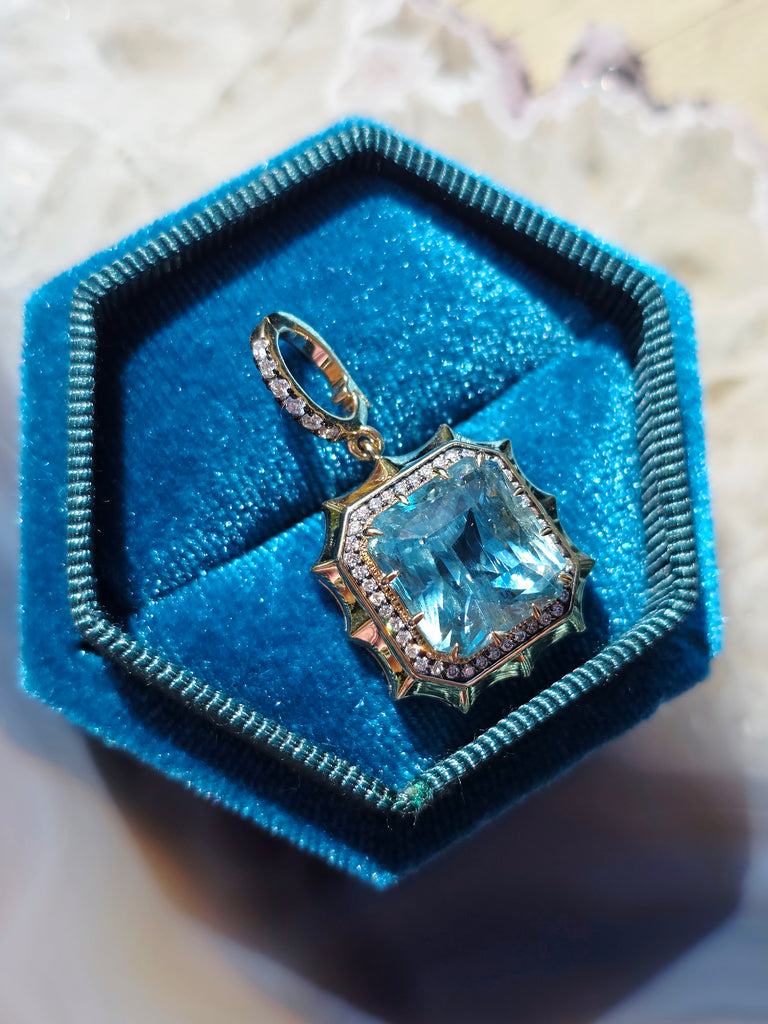 14k Yellow Gold 10ct Santa María Aquamarine Pendant | Indulgems | Aurora Halo