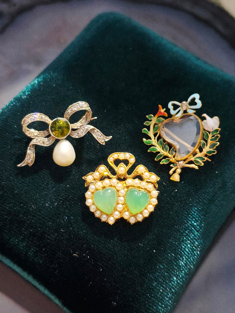 18k Yellow Gold Antique Double Heart Chrysoprase & Pearl Brooch | Indulgems