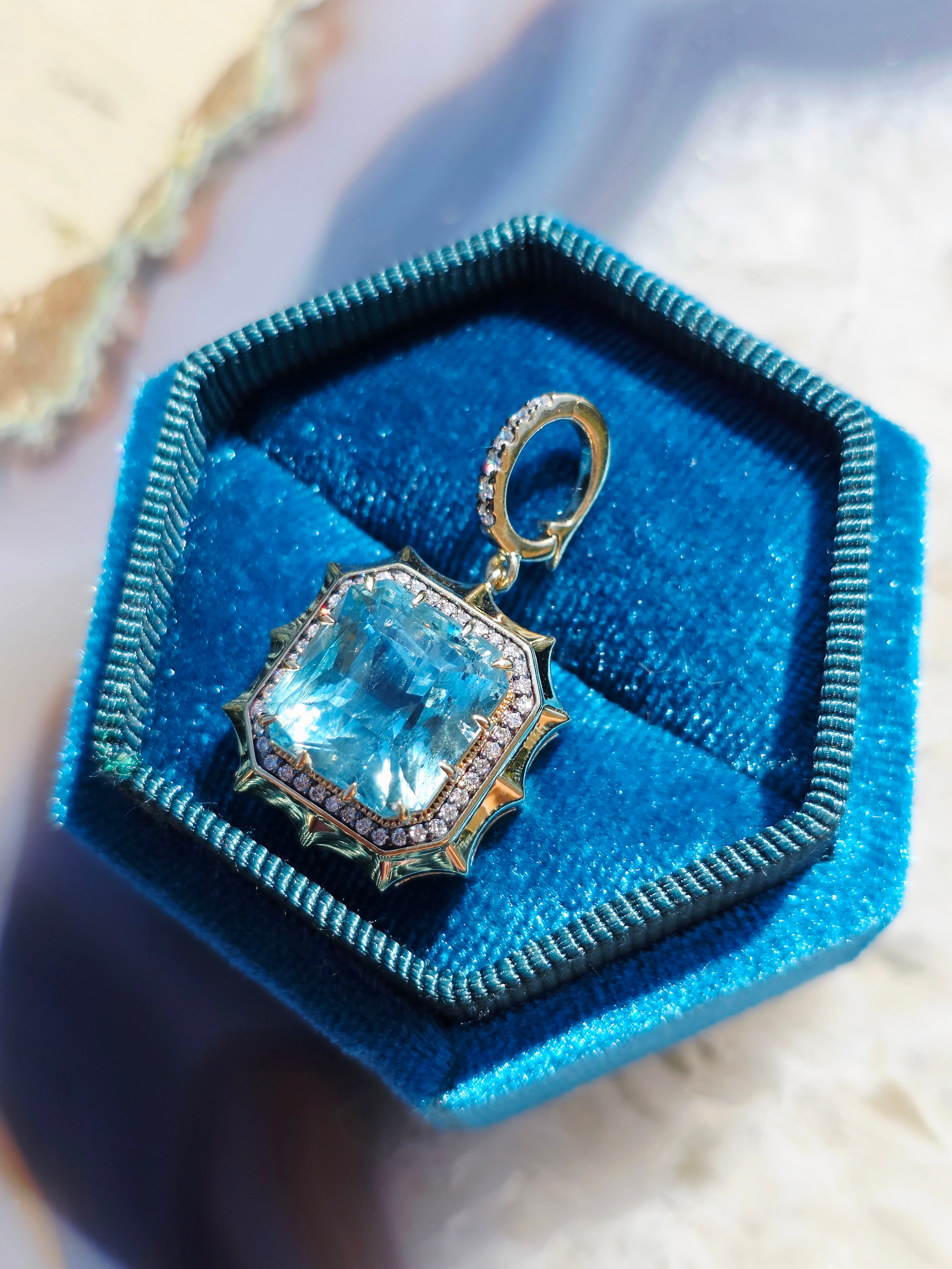 14k Yellow Gold 10ct Santa María Aquamarine Pendant | Indulgems | Aurora Halo